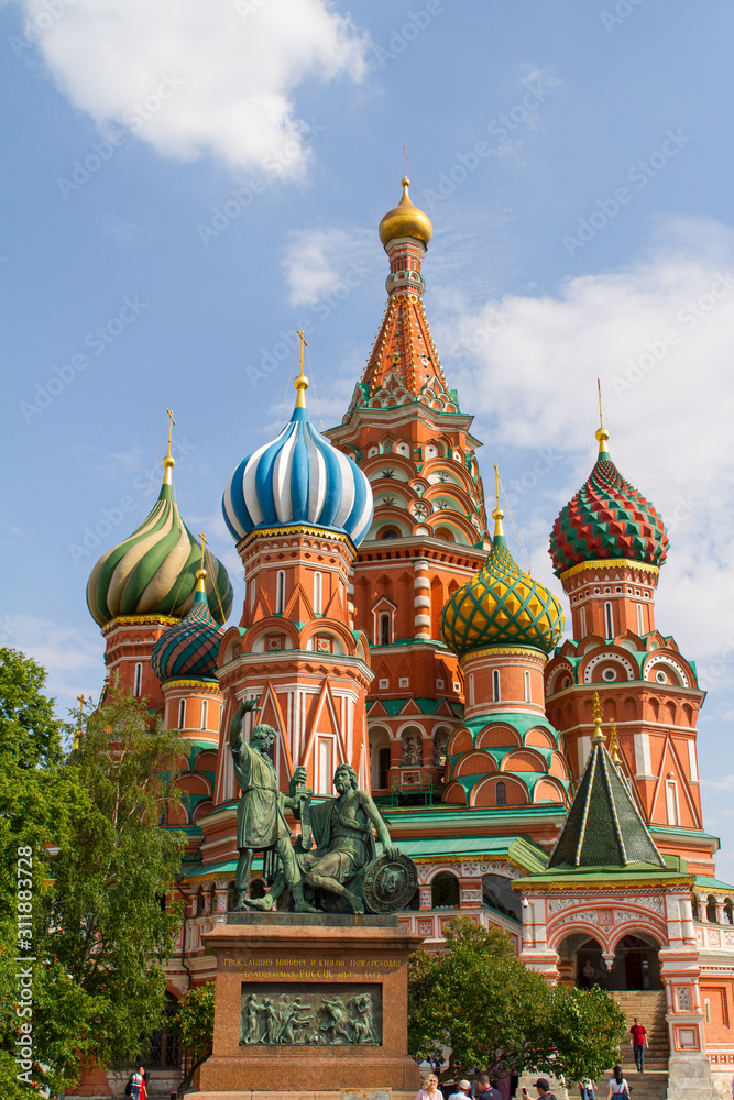 Catedral de San Basilio con Minin y Pozharski en la Plaza Roja de la ciudad de Moscu, en el pais de Rusia