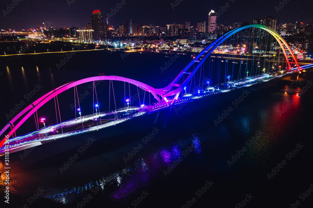 Fototapeta premium Crescent Bridge - landmark of New Taipei, Taiwan with beautiful illumination at night, photography in New Taipei, Taiwan.