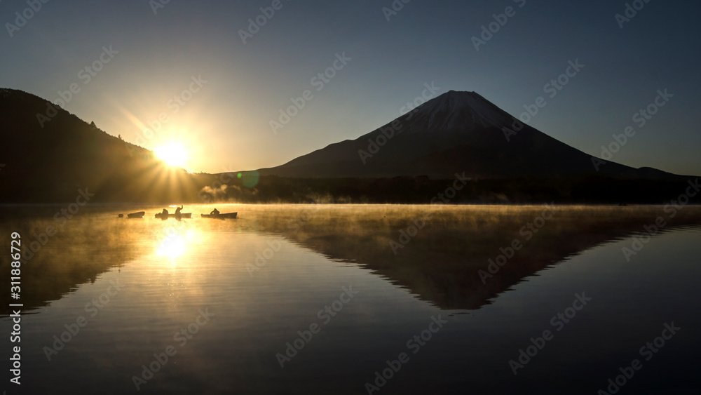 Japan, Yamanashi, Lake Shojiko and Mount Fuji at morning.