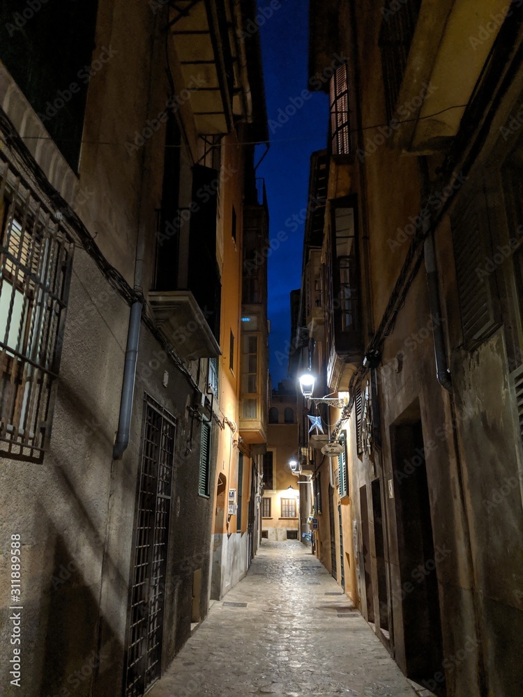 Enge, pittoreske Gasse in der Abenddämmerung in der Altstadt von Palma de Mallorca in der Nähe der Kathedrale