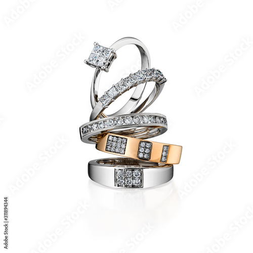 Foto group of diamond rings stacked isolated on white background, white gold, yellow gold, included clipping path