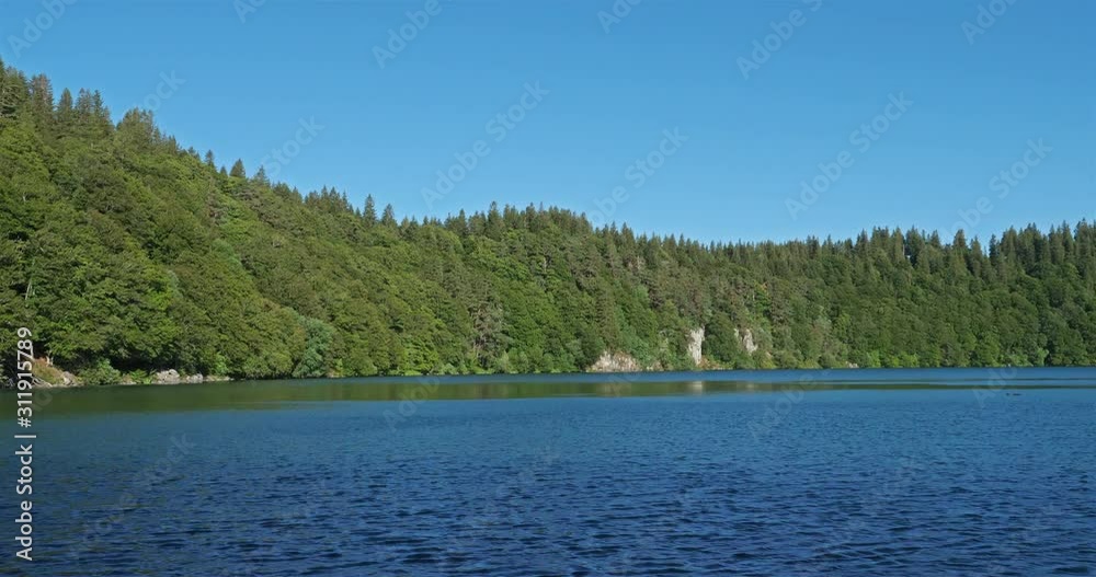 Lac Pavin,  Besse-et-Saint-Anastaise, Puy de Dome, Massif Central, Auvergne, France