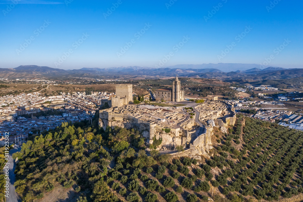 Obraz premium aerial view of the ancient fortress de la Mota near the town of Alcalá la Real