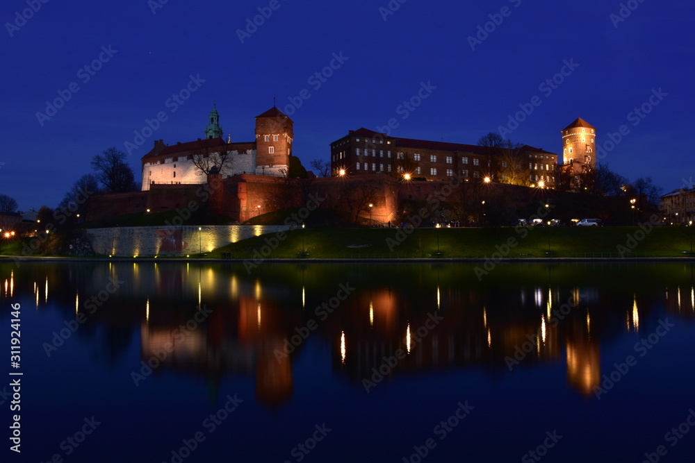 Wawel nocą Bulwary Wislane w Krakowie
