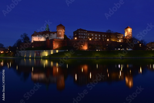 Wawel nocą Bulwary Wislane w Krakowie