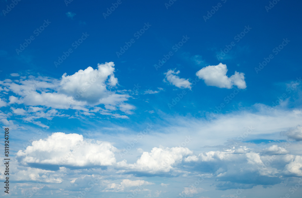 Obraz premium blue sky background with tiny clouds