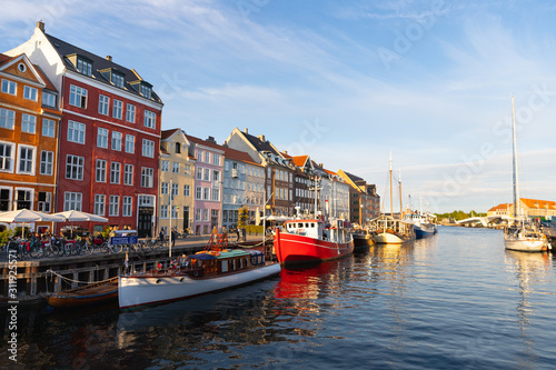 Canvas Print Colorful houses and boats in the canals of Nyhavn district, Copenhagen, Denmark