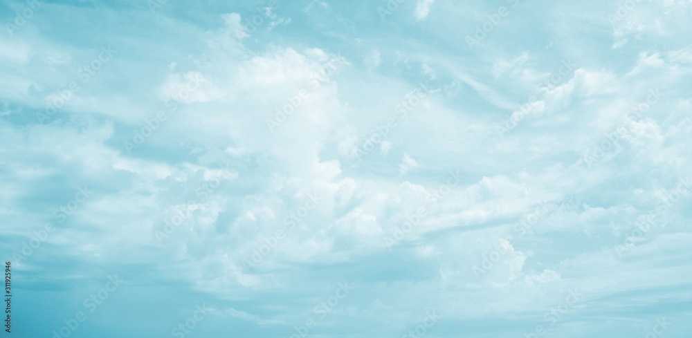 Hintergrund faszinierende Wolkenbilder in türkis und blau am Himmel