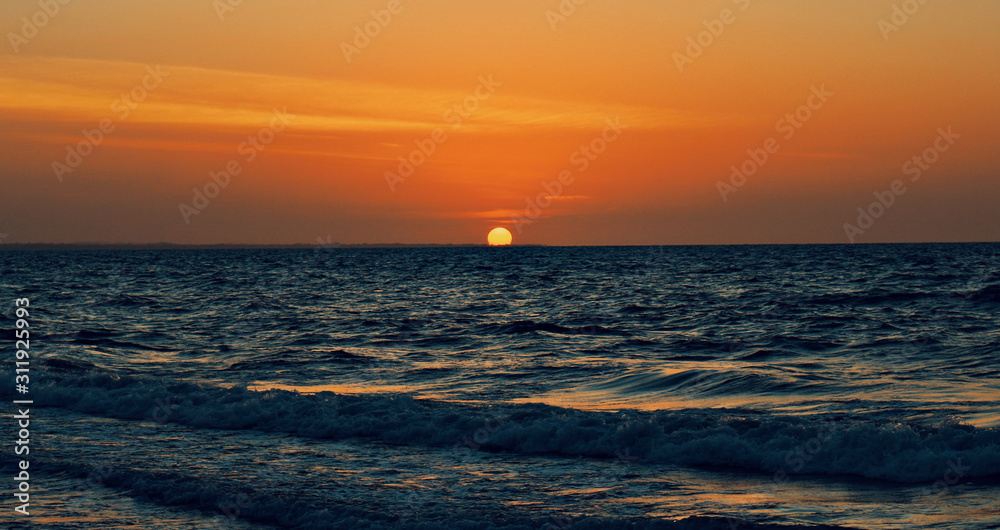 Obraz premium sunset over the sea