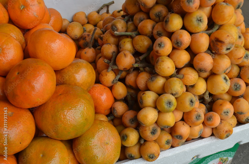 Mandarinas y nísperos fruta con vitámina c