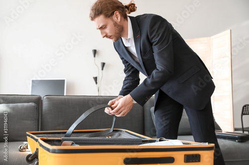 Young businessman packing t...