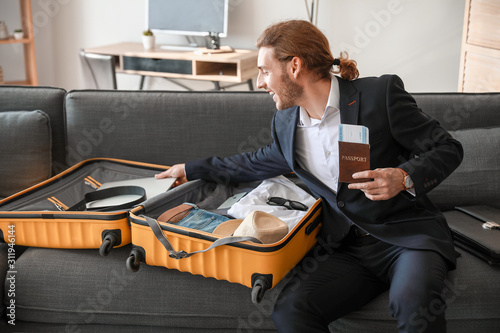 Young businessman packing t...
