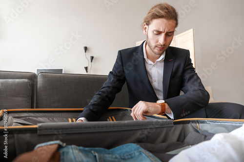 Young businessman packing t...