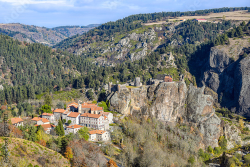 Tableau sur toile View at Arlempdes village and the Medieval castle ruins in the top of the basalt