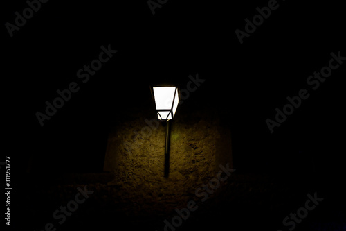 lampadaire dans un coin sombre d'une rue