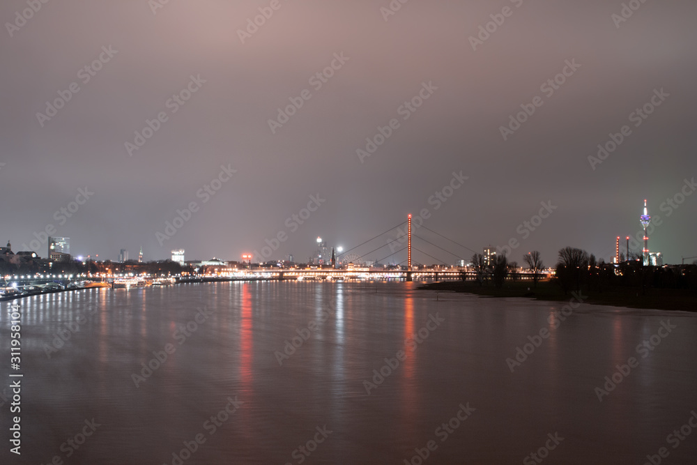 Düsseldorfer Stadtzentrum bei Nacht