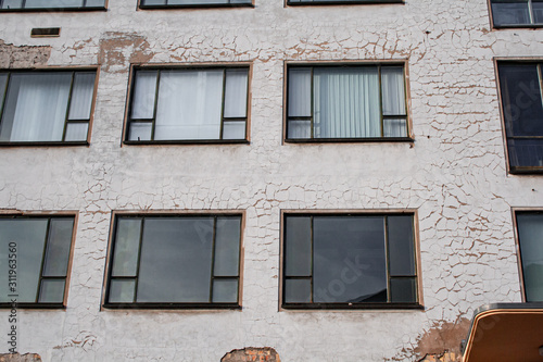 Brüchige Fassade von einem Mehrfamilienhaus