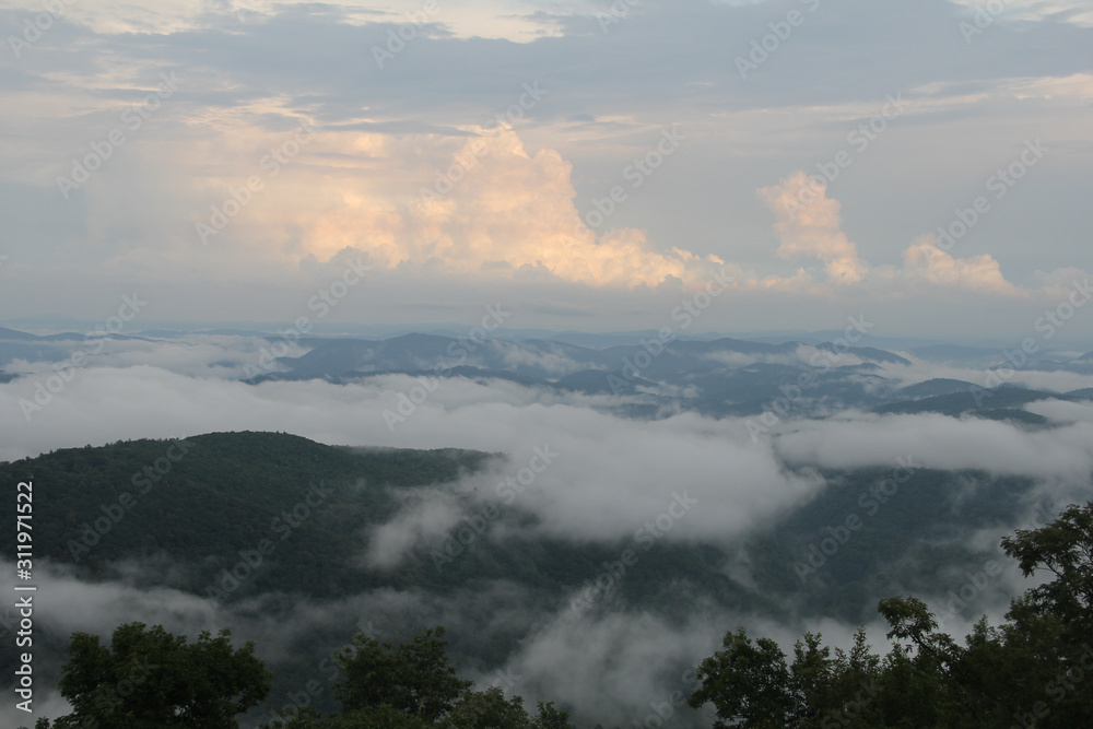Fototapeta premium foggy mountains