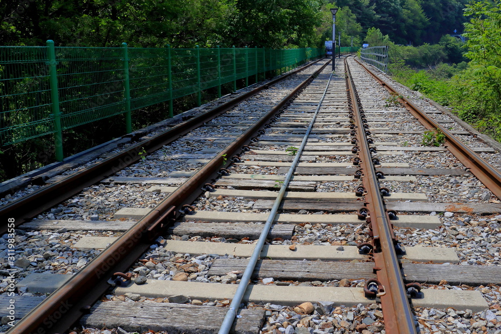 Obraz premium 철로가 보이는 풍경