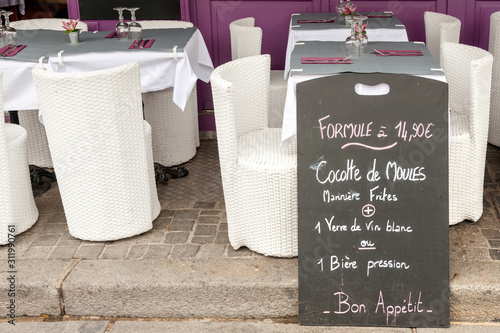 Εκτύπωση καμβά Menu display with mussels specials along outside tables in Honfleur seafood rest