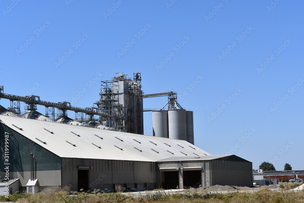 Obraz premium silos and blue sky