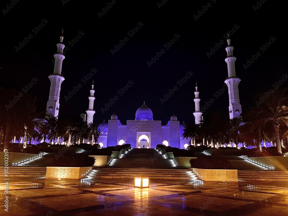 sheikh zayed mosque in abu dhabi at night united arab emirates