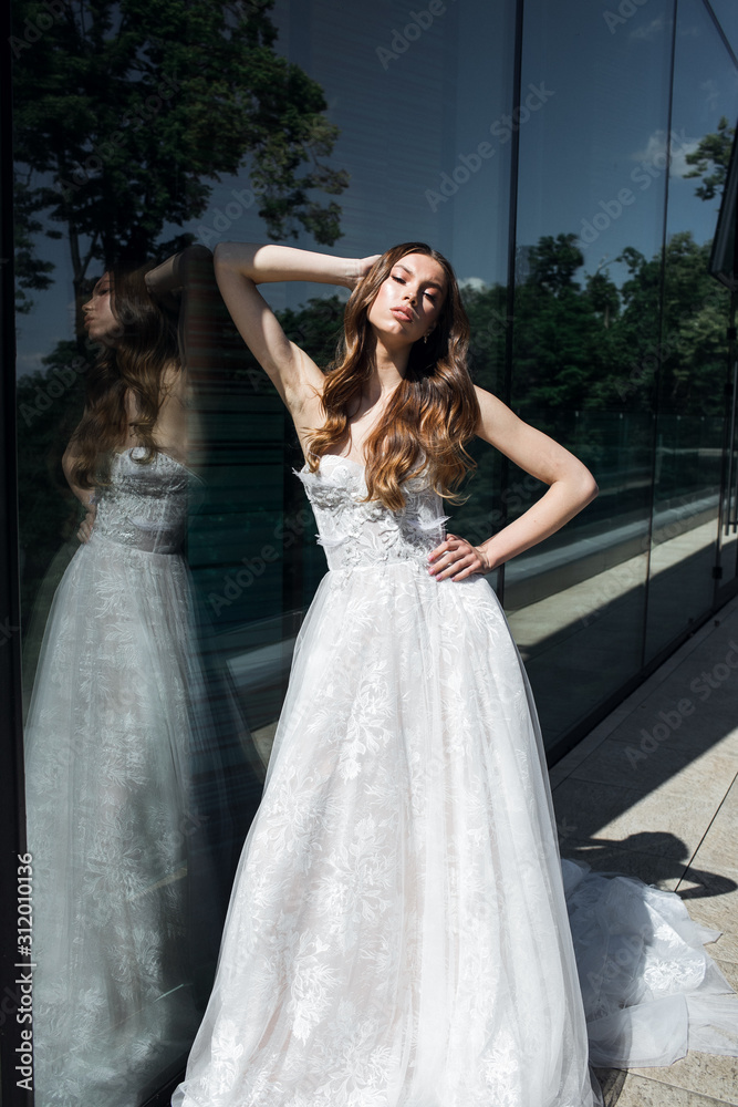 Fototapeta premium Gorgeous beauty young bride portrait. Beautiful bride with wedding makeup