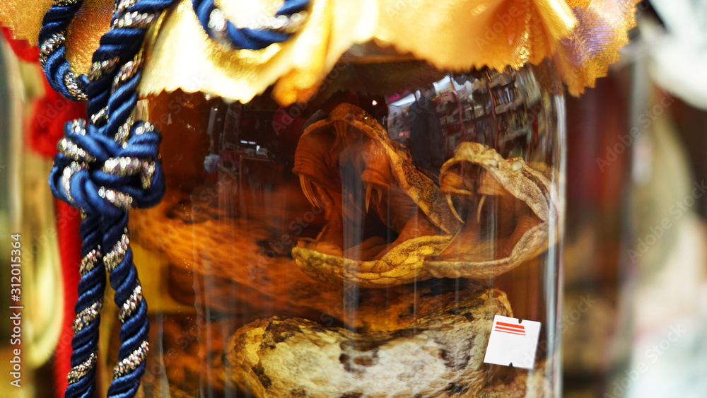 Foto de Traditional asian tincture on a poisonous snake. Avamori