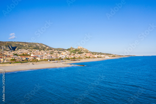 Roccella Jonica, vista aerea della città calabrese con il mare, la spiaggia e il castello.