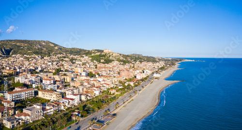 Roccella Jonica, vista aerea della città calabrese con il mare, la spiaggia e il castello. © Polonio Video