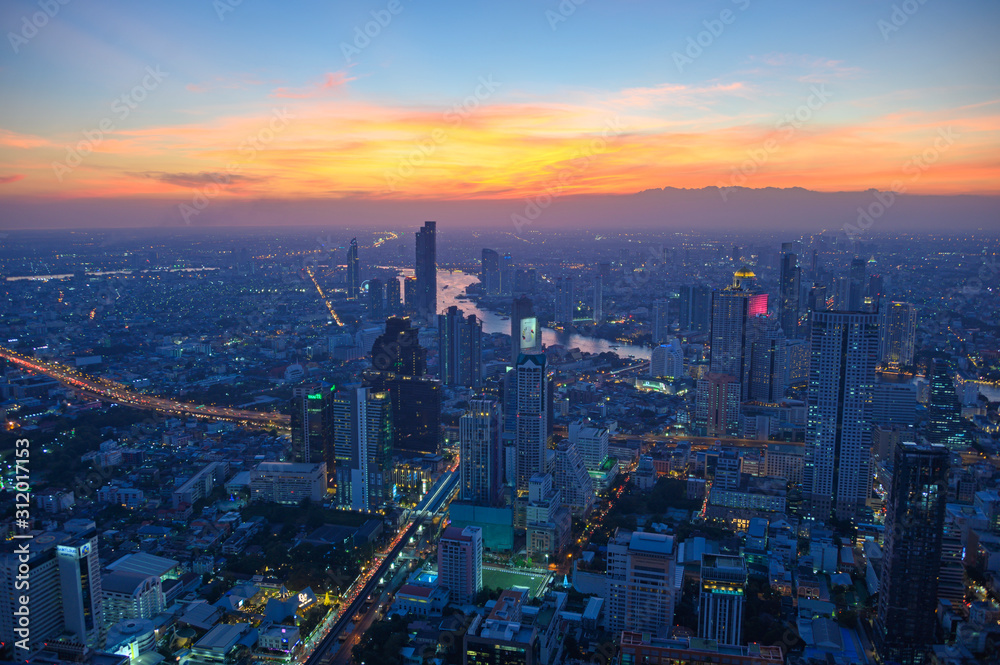 Fototapeta premium Panorama au crépuscule sur Bangkok