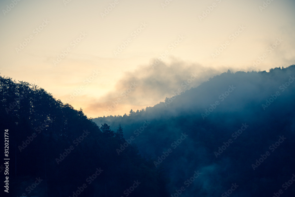 Poranna górska mgła