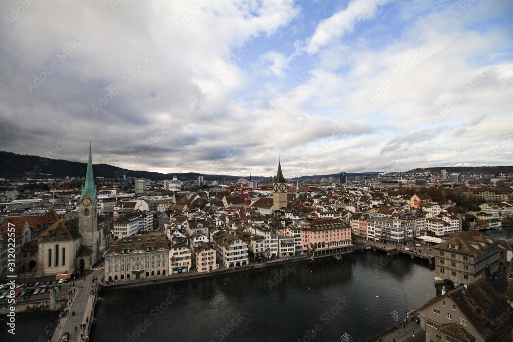 Zürich; Blick vom Grossmünster über Fluss und Stadt Zürich; Blick vom Grossmünster über Fluss und Stadt