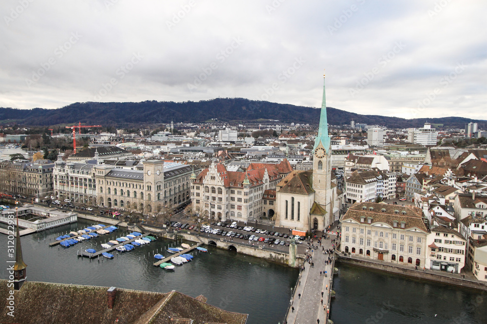 Naklejka premium Winter in Zürich; Limmat, Stadthausquai und Fraumünster