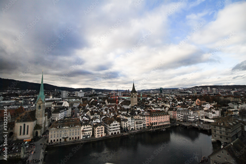 Zürcher Altstadtpanorama; Blick vom Grossmünster über die Limmat