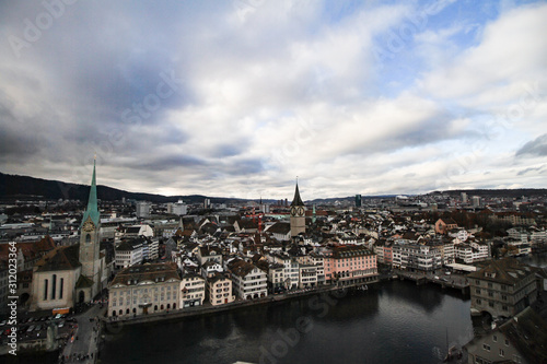 Zürcher Altstadtpanorama; Blick vom Grossmünster über die Limmat