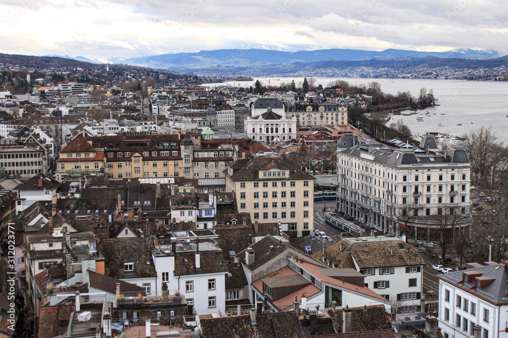 Naklejka premium Zürich; Blick vom Grossmünster zum Opernhaus und See