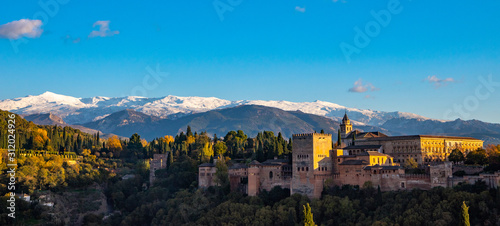 Obraz na plátně Panorámica de la Alhambra de Granada con Sierra Nevada
