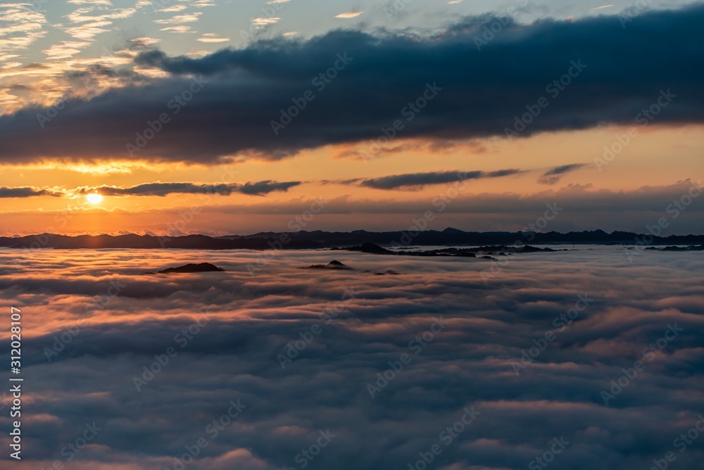 Sea of ​​clouds and sunrise