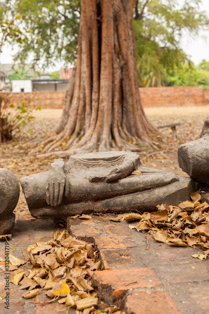 Fototapeta premium Buddha Image with no head at Wat Ratchaburana Temple, Thailand Ayutthaya february 2015