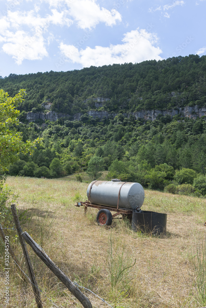abreuvoir pour bétail, water cistern for livestock abreuvoir pour bétail, water cistern for livestock