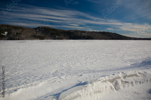 Lac gelé au Canada en décembre
