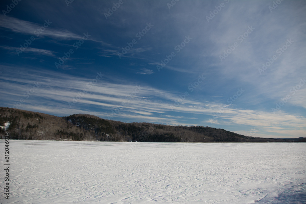 Lac gelé au Canada en décembre