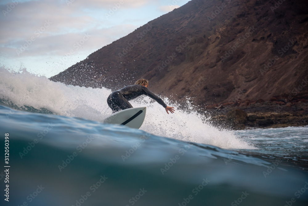 Φωτογραφία surfer riding waves on the island of fuerteventura