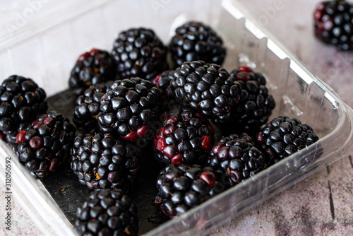 Fototapet Blackberries in plastic clamshell