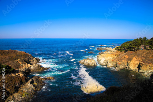 Felsige Küste entlang des Pazifischen Ozeans in der Nähe von Monterey