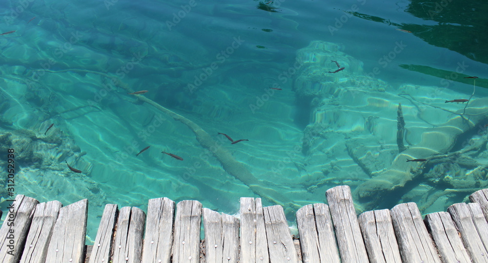 Molo in riva al lago - acqua cristallina e trasparente