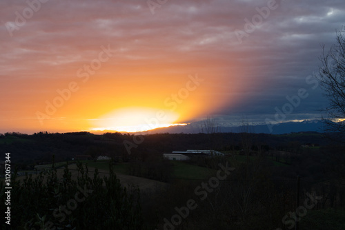 Magnifique et extraordinaire lever de soleil fin d  cembre dans le sud ouest de la France avec les Pyr  n  es en toile de fond