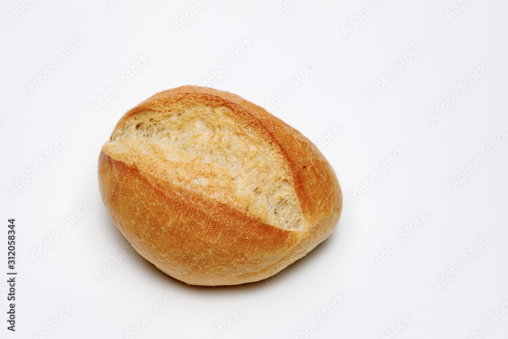 Ein frisches Braun gebranntes Brötchen auf weißen isolierten Hintergrund Ein frisches Braun gebranntes Brötchen auf weißen isolierten Hintergrund