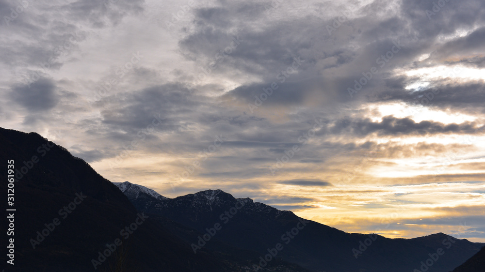 Tramonto con favolose nuvole gialle e bianche con giochi di luce